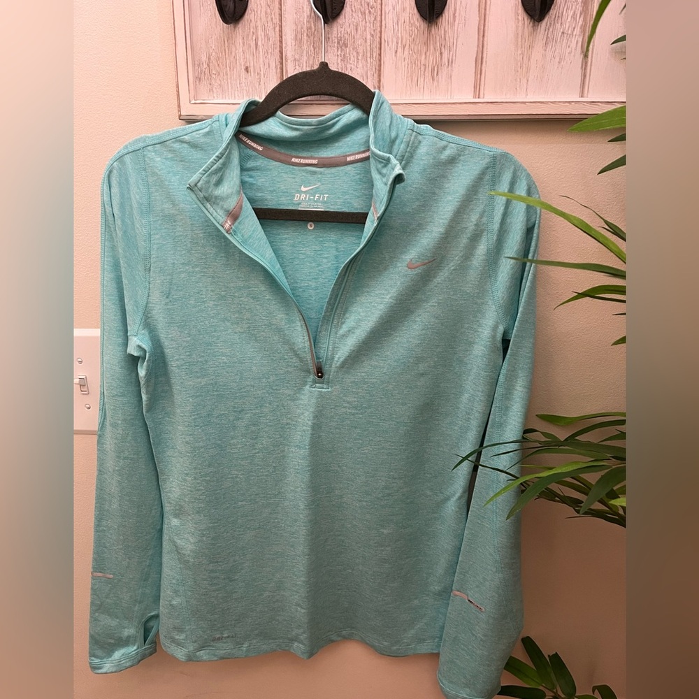 Nike Women's Element  Turquoise/White Blend 1/4 Zip Running Shirt. Size Small